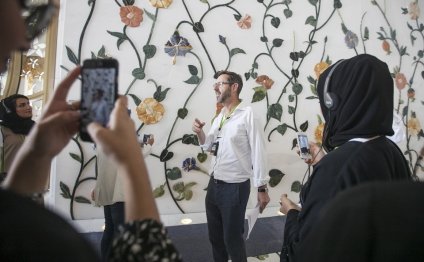 Artist tours Sheikh Zayed
